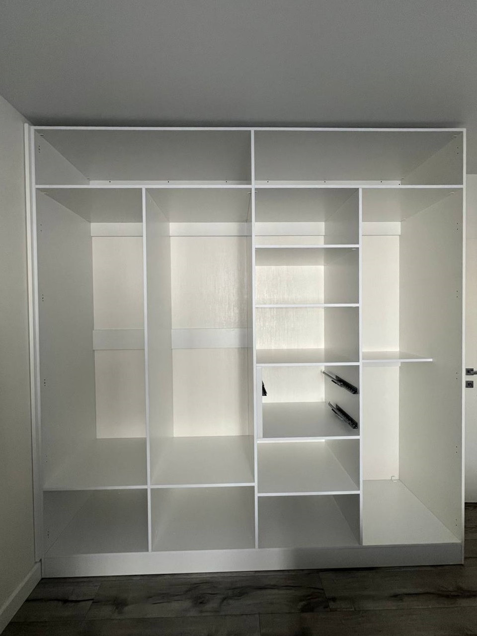 Стильный шкаф (сборка в деталях)