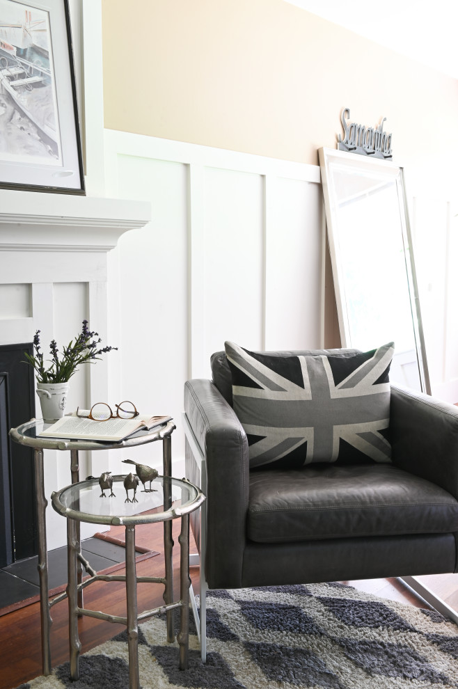 Transitional home design photo in Vancouver
