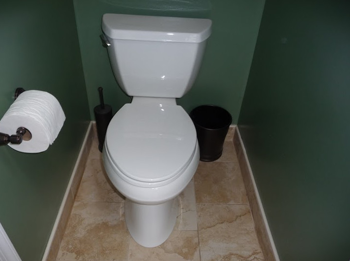 Idéer för ett mellanstort modernt toalett