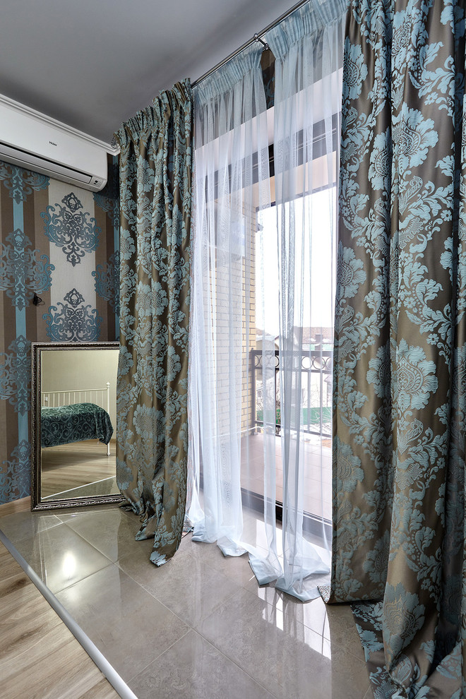 Дуплекс в трех уровнях и чёрно-белых тонах.