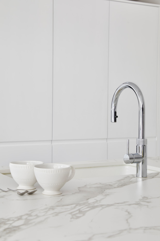 Bovingdon A contemporary handleless open plan kitchen Contemporary