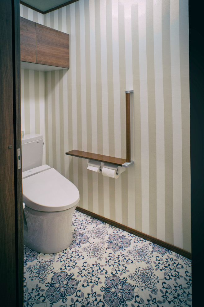 This is an example of a world-inspired cloakroom in Yokohama with a bidet, multi-coloured walls, vinyl flooring, multi-coloured floors, a feature wall, a wallpapered ceiling and wallpapered walls.