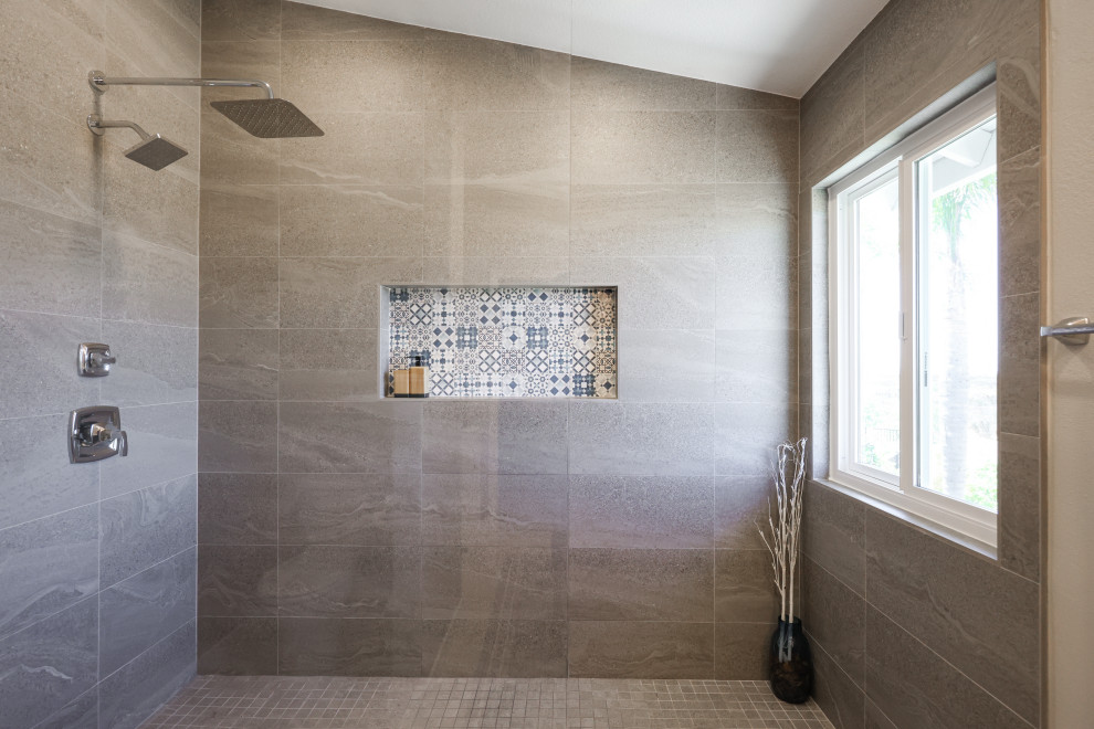 Medelhavsstil inredning av ett mellanstort vit vitt en-suite badrum, med skåp i shakerstil, blå skåp, en öppen dusch, en bidé, grå kakel, porslinskakel, grå väggar, klinkergolv i porslin, ett undermonterad handfat, marmorbänkskiva, grått golv och dusch med gångjärnsdörr