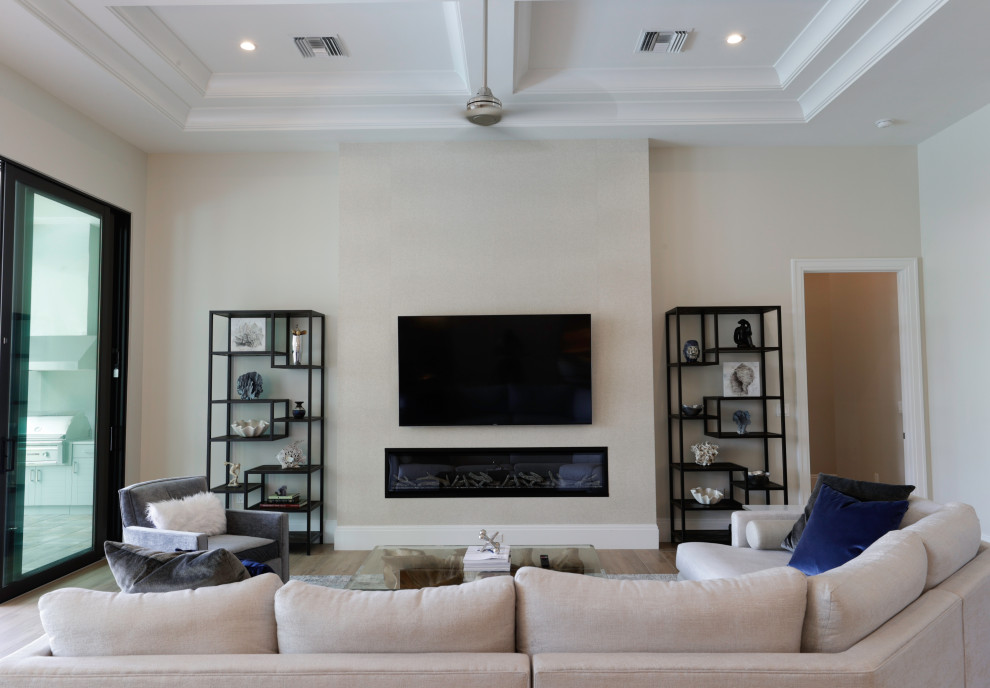 Идея дизайна: открытая гостиная комната среднего размера, в белых тонах с отделкой деревом в стиле модернизм с белыми стенами, полом из известняка, горизонтальным камином, телевизором на стене, коричневым полом и многоуровневым потолком