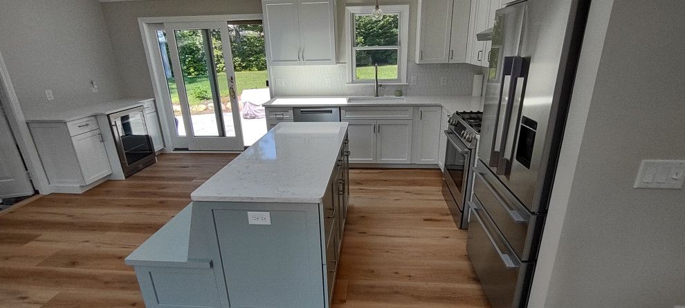 Kitchen & Dining Area Banquett Seated Island Soloution with a splash of color.