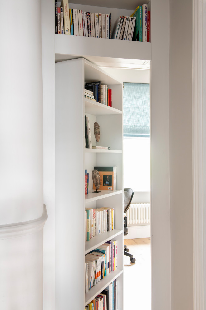 Idee per un ufficio minimal di medie dimensioni con parquet chiaro, pareti beige e scrivania incassata
