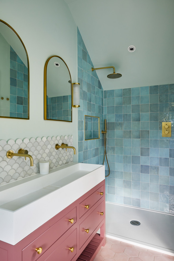 Idéer för ett modernt vit en-suite badrum, med släta luckor, röda skåp, en öppen dusch, blå kakel, grå kakel, vit kakel, vita väggar, ett integrerad handfat, rosa golv och med dusch som är öppen