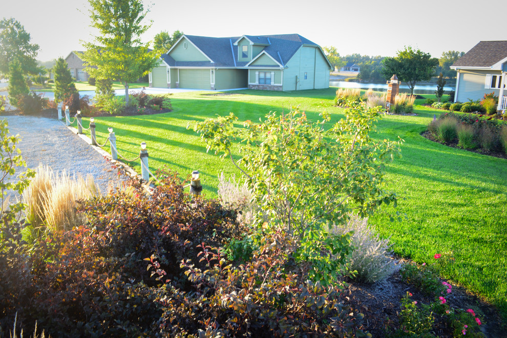 Example of a mountain style home design design in Omaha