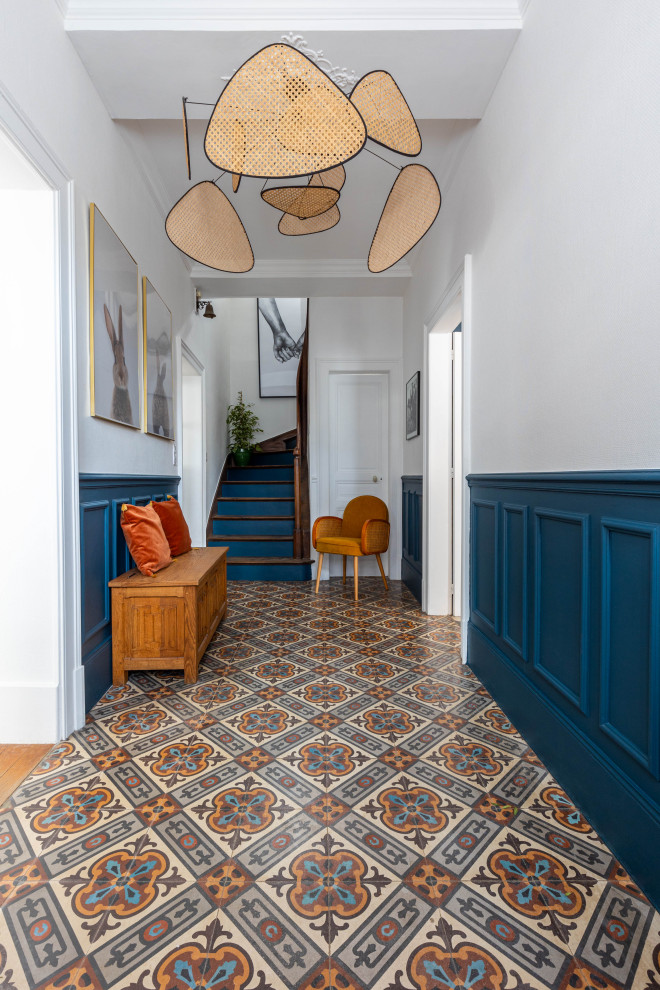 Mittelgroßer Klassischer Eingang mit Korridor, weißer Wandfarbe, buntem Boden und blauer Haustür in Paris