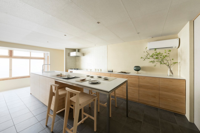 北棟梁町の家 giapponese-moderno-sala-da-pranzo