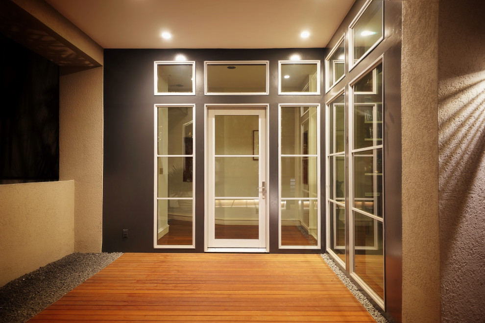 Imagen de puerta principal moderna de tamaño medio con paredes grises, suelo de madera oscura, puerta simple, puerta blanca, suelo marrón, casetón y panelado