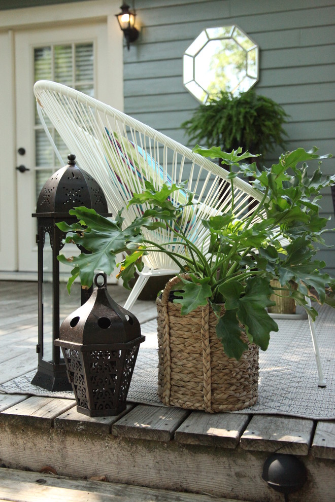 Inspiration for a small transitional backyard deck in Miami with no cover.
