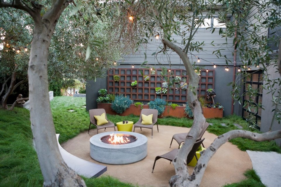 Inspiration for a mid-sized modern side yard patio in San Francisco with a fire feature and gravel.