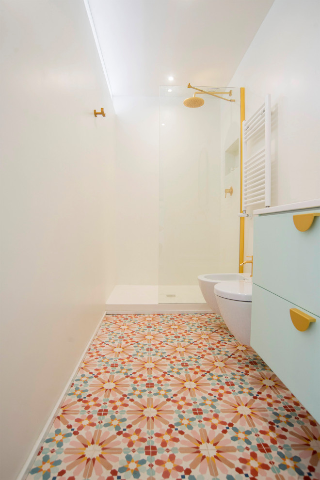 Стильный дизайн: маленькая ванная комната в стиле модернизм с плоскими фасадами, бирюзовыми фасадами, инсталляцией, белыми стенами, полом из цементной плитки, душевой кабиной, врезной раковиной, столешницей из искусственного кварца, разноцветным полом, открытым душем, белой столешницей, тумбой под одну раковину и подвесной тумбой для на участке и в саду - последний тренд