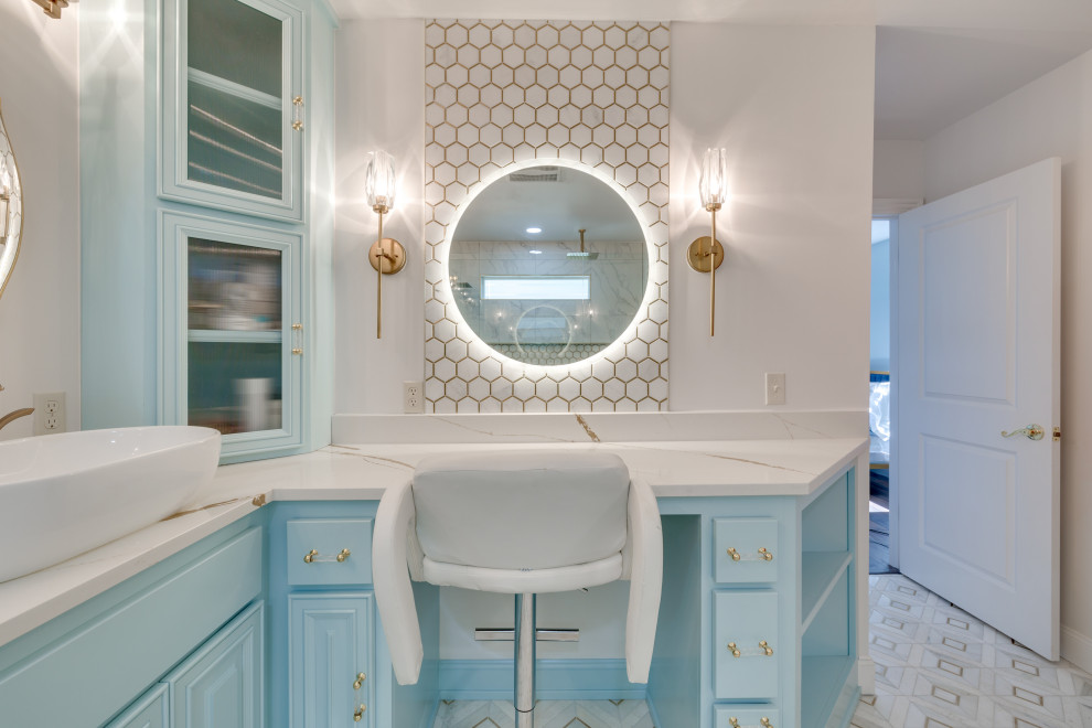 На фото: большая главная ванная комната в стиле неоклассика (современная классика) с фасадами с выступающей филенкой, синими фасадами, душем без бортиков, желтой плиткой, керамической плиткой, белыми стенами, полом из керамогранита, настольной раковиной, столешницей из гранита, разноцветным полом, душем с распашными дверями, белой столешницей, нишей, тумбой под две раковины и встроенной тумбой