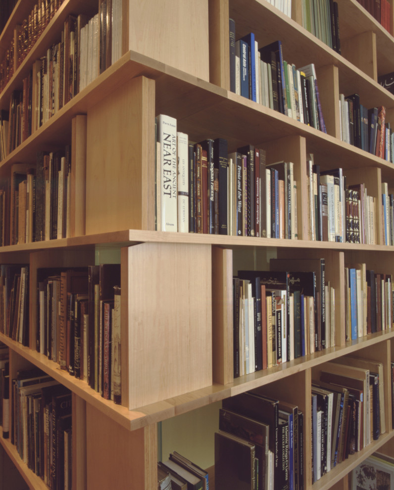 Esempio di un grande soggiorno minimalista aperto con libreria e pavimento in legno massello medio