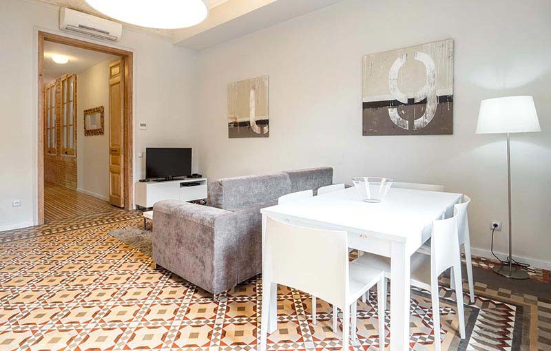 Imagen de comedor clásico renovado de tamaño medio abierto sin chimenea con paredes blancas y suelo de baldosas de cerámica