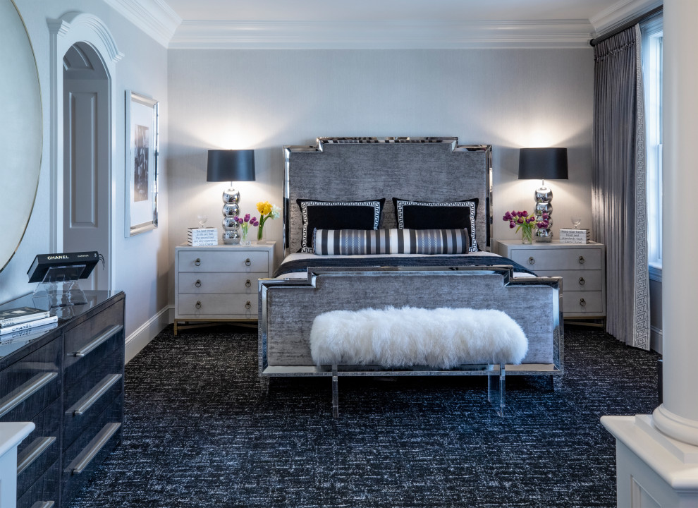Свежая идея для дизайна: большая гостевая спальня (комната для гостей) в стиле неоклассика (современная классика) с ковровым покрытием, черным полом и обоями на стенах - отличное фото интерьера