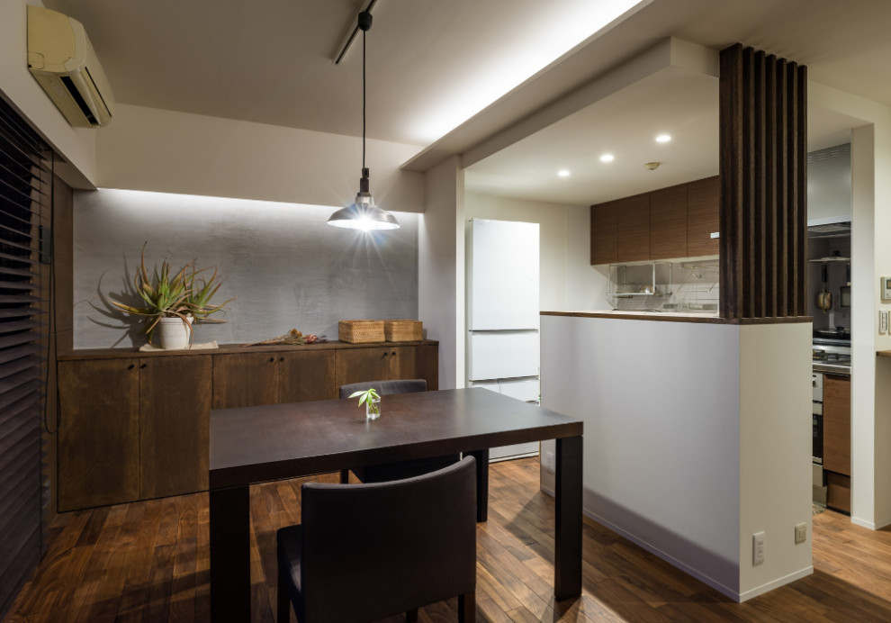 Идея дизайна: гостиная-столовая в восточном стиле с серыми стенами, темным паркетным полом и коричневым полом