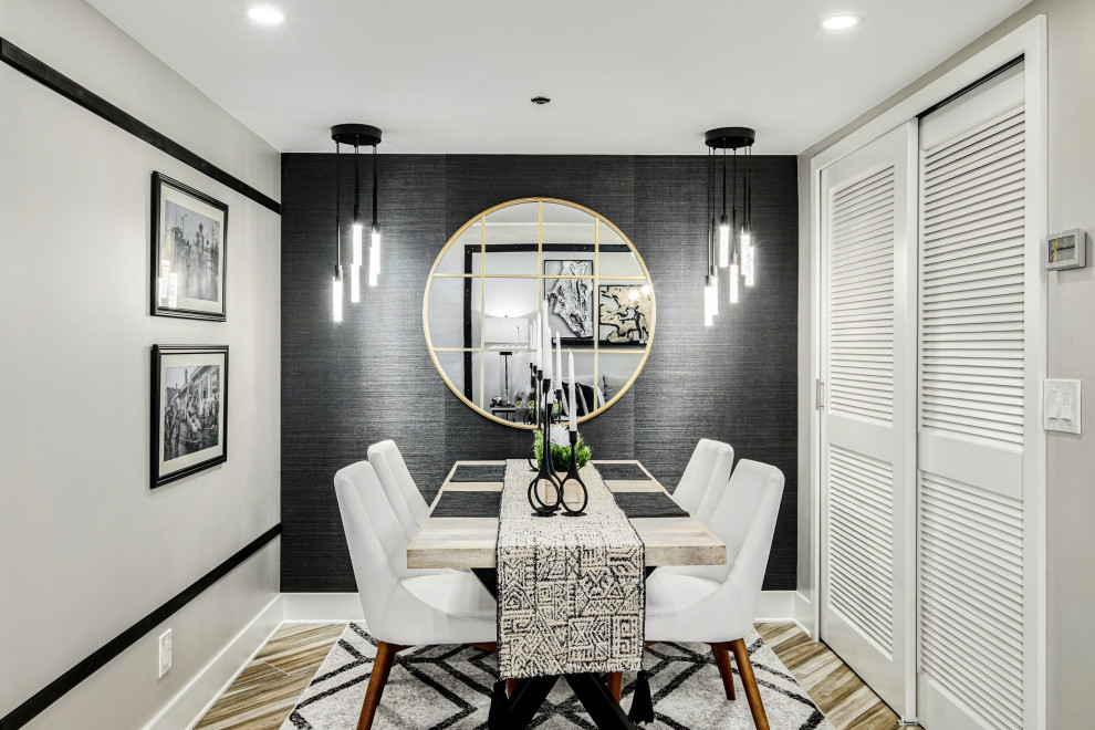 Ispirazione per una piccola sala da pranzo aperta verso la cucina minimal con pareti nere, pavimento in gres porcellanato, pavimento multicolore e carta da parati