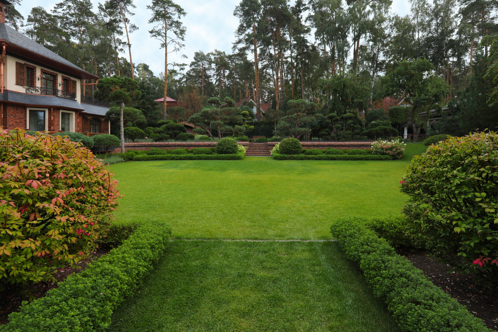 Коттеджный сад в Барвихе (дизайн и исполнение компании "Imperial Garden")