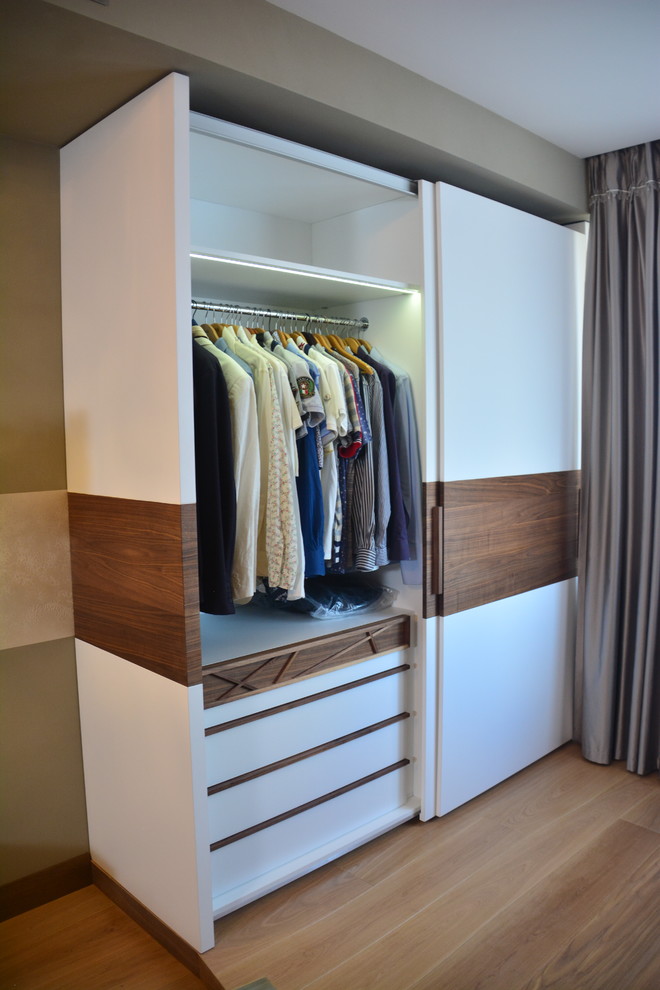 платяной шкаф, фасады дверей на электромеханическом приводе