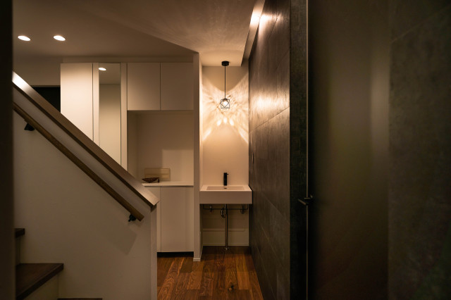 素材を生かしたダークトーン2階リビングの家 moderno-entrada