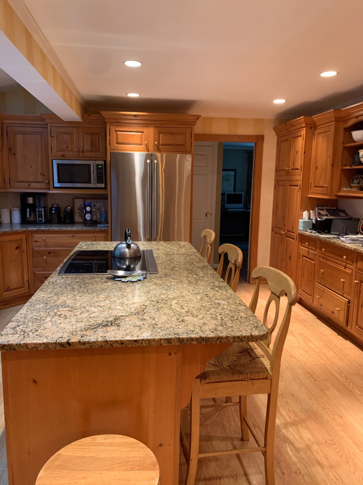 Plato kitchen in knotty pine