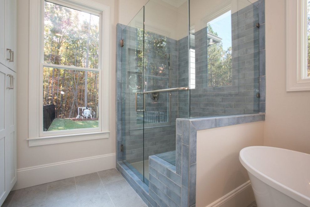 На фото: ванная комната в стиле неоклассика (современная классика) с керамической плиткой