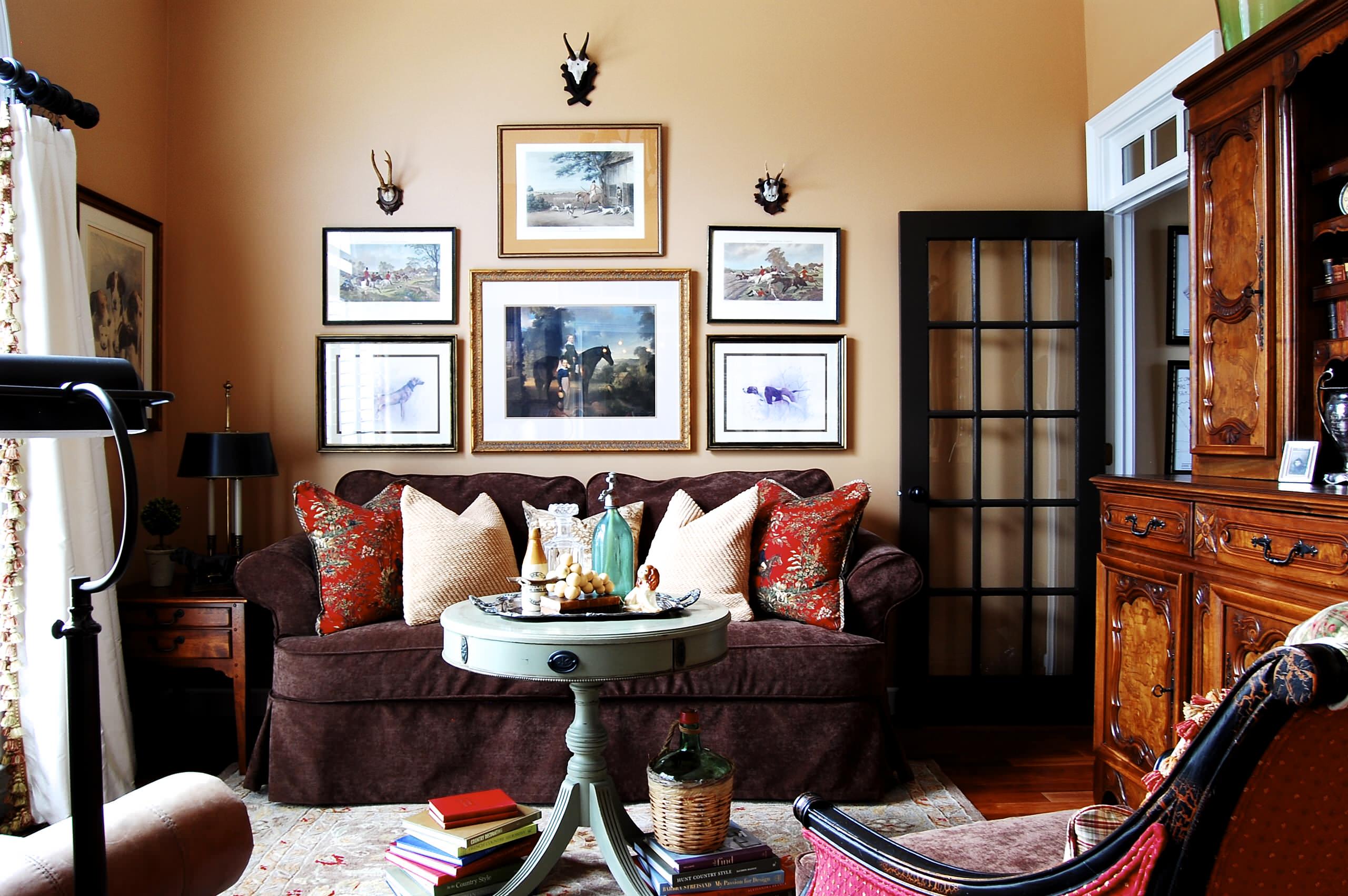 カントリー風のおしゃれなリビング (オレンジの壁) のインテリア画像