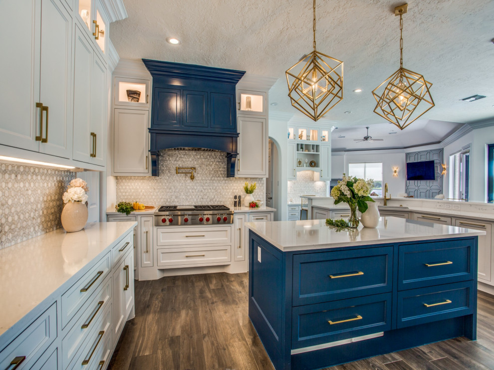 Idéer för stora vintage vitt kök, med en undermonterad diskho, luckor med infälld panel, blå skåp, bänkskiva i kvarts, vitt stänkskydd, rostfria vitvaror, klinkergolv i keramik, en köksö och brunt golv