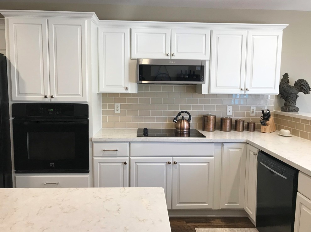 Kitchen - transitional kitchen idea in Phoenix