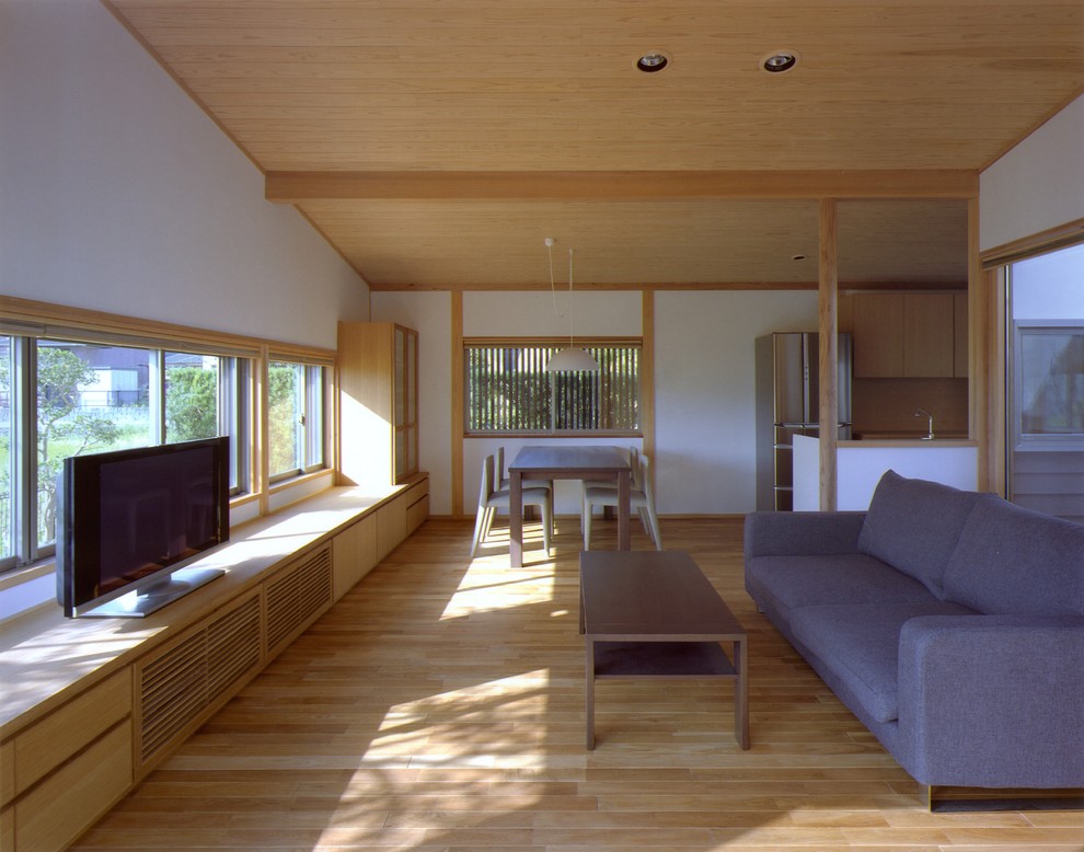 This is an example of an asian living room in Fukuoka with white walls, light hardwood floors and brown floor.
