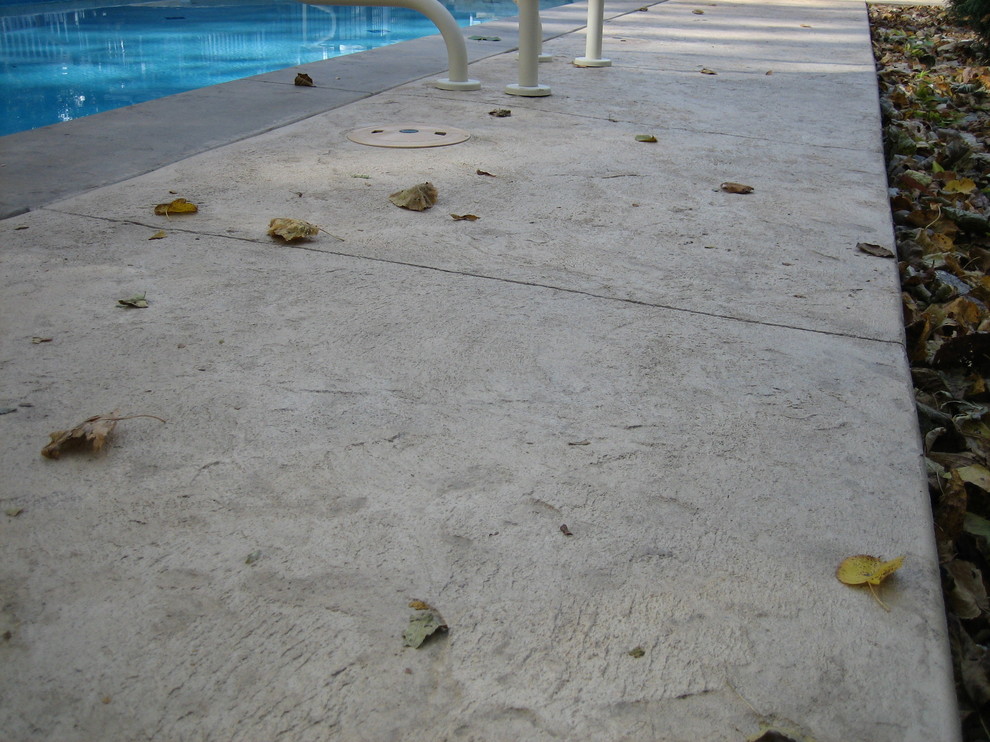 Inspiration for a large transitional backyard concrete paver and rectangular natural pool house remodel in Cedar Rapids