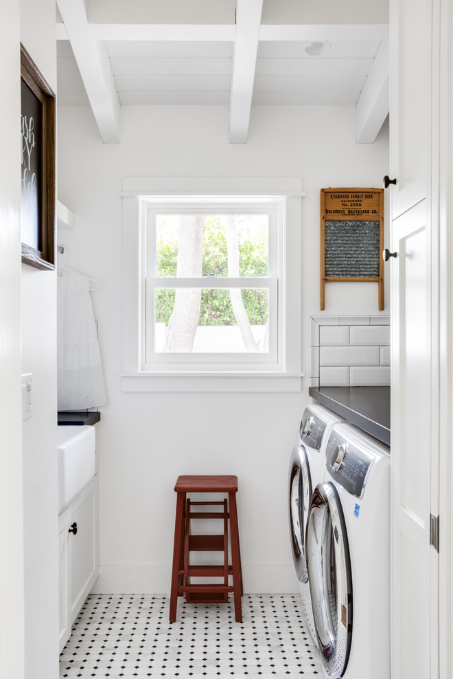 Example of a farmhouse home design design in Orange County