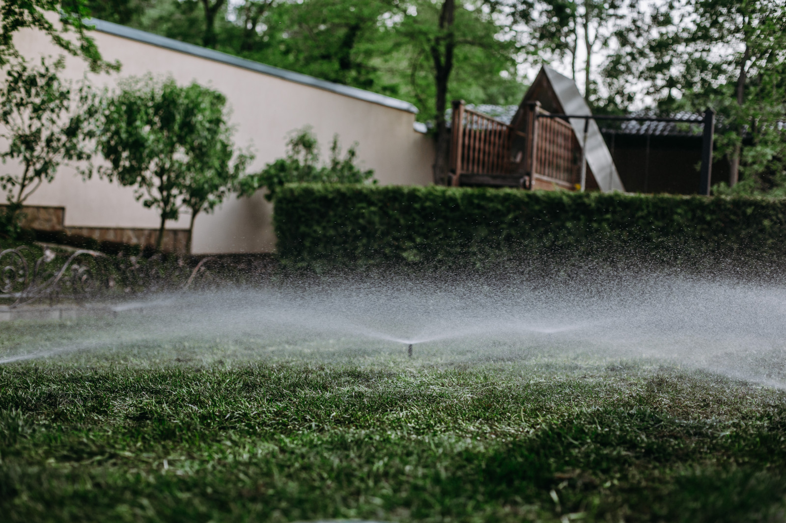 Монтаж системы автоматического полива и укладка рулонного газона в Новороссийске
