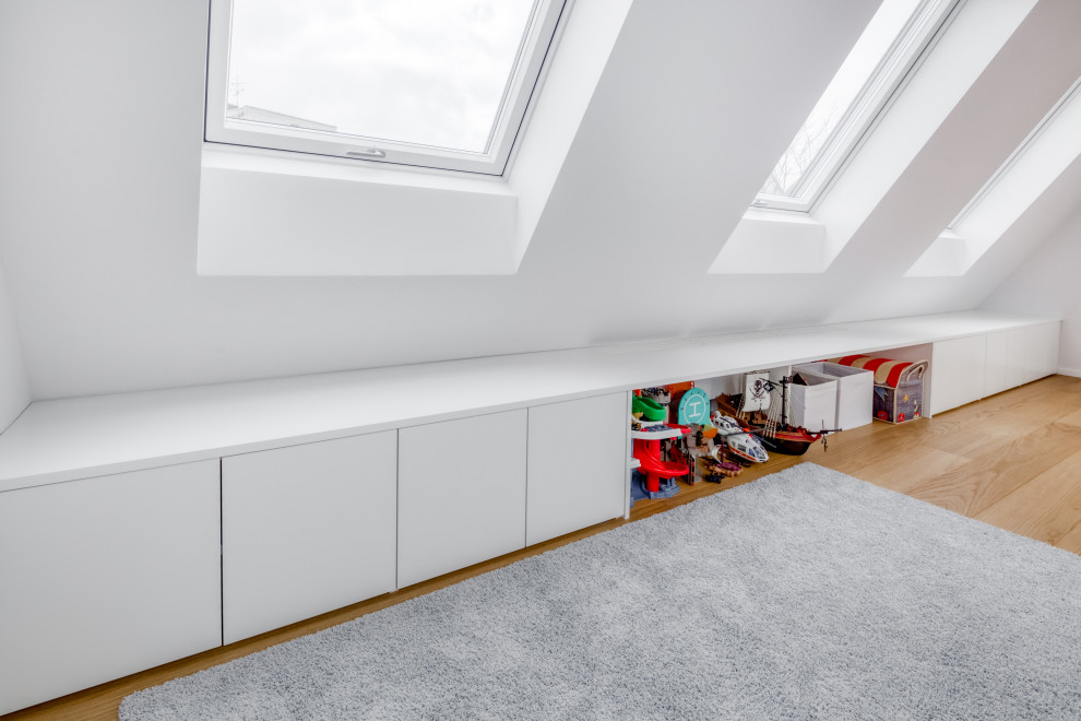 Kinderzimmer mit weißer Wandfarbe, hellem Holzboden und braunem Boden in Frankfurt