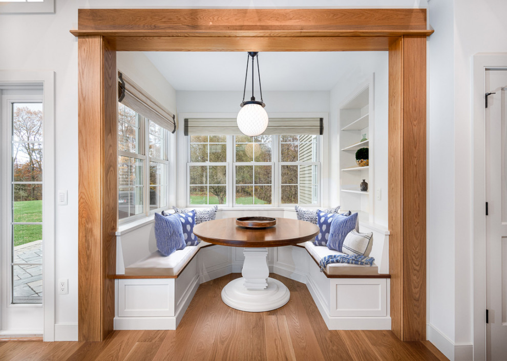 Стильный дизайн: маленькая столовая в классическом стиле с с кухонным уголком, белыми стенами, паркетным полом среднего тона и коричневым полом для на участке и в саду - последний тренд