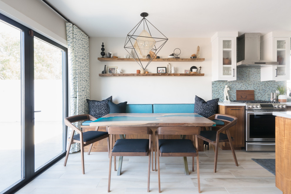 Kleine Moderne Wohnküche mit beiger Wandfarbe, Porzellan-Bodenfliesen, Kamin, Kaminumrandung aus Metall und beigem Boden in San Diego