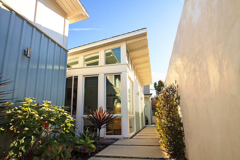This is an example of a midcentury one-storey house exterior in Los Angeles.