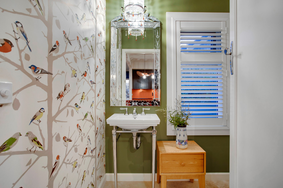 メルボルンにあるラグジュアリーな広いエクレクティックスタイルのおしゃれなトイレ・洗面所 (白いキャビネット、一体型トイレ	、緑のタイル、緑の壁、磁器タイルの床、コンソール型シンク、ベージュの床、独立型洗面台、壁紙) の写真