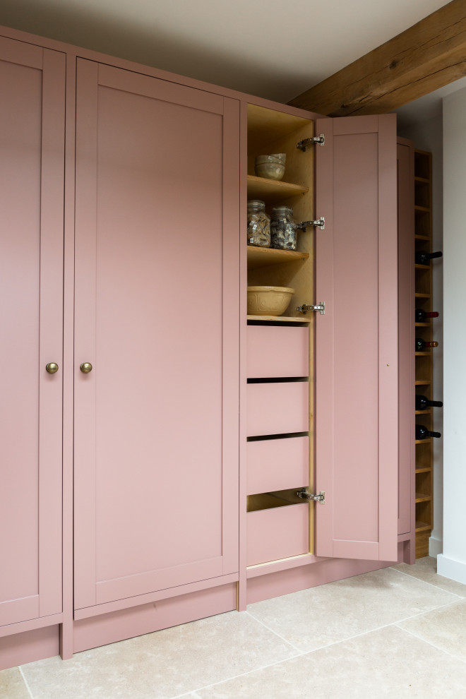 Idee per una grande cucina contemporanea con ante in stile shaker, ante rosa, top in quarzite e top bianco