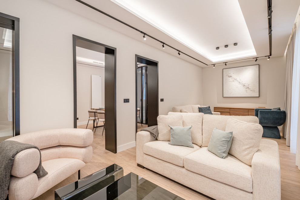 This is an example of a modern living room in Madrid.