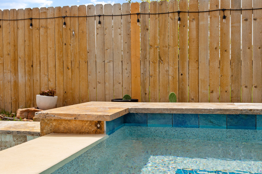 Example of a mid-sized backyard rectangular hot tub design