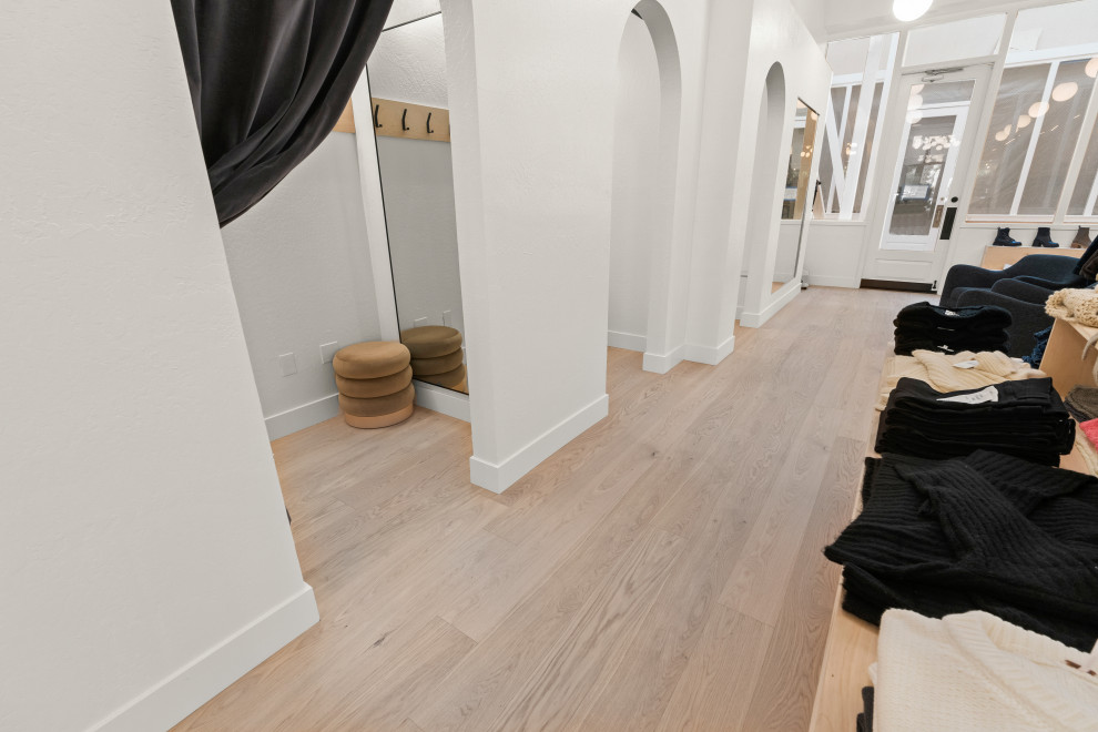 На фото: коридор среднего размера в стиле модернизм с белыми стенами, полом из винила, бежевым полом и сводчатым потолком