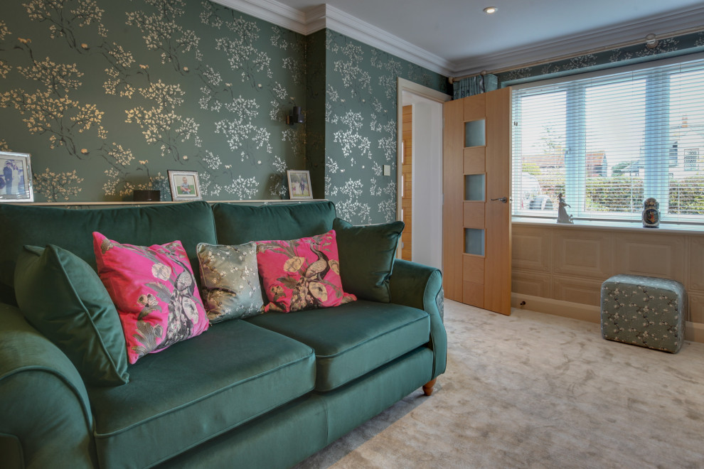 Esempio di un piccolo soggiorno tradizionale chiuso con sala formale, pareti verdi, moquette, TV nascosta e carta da parati