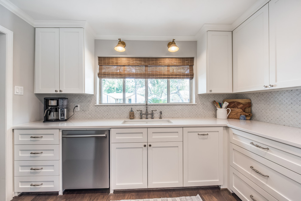 Kitchen - kitchen idea in Houston