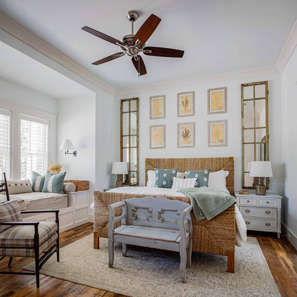 Gästezimmer mit grauer Wandfarbe, braunem Holzboden und braunem Boden in Sonstige