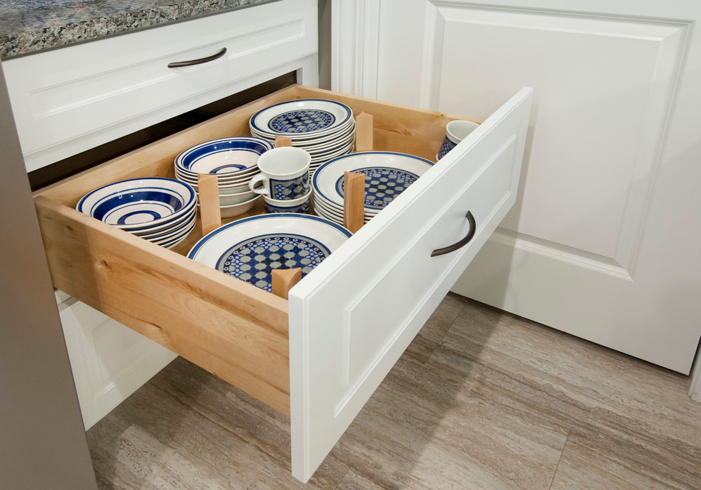 Example of a transitional home design design in Columbus