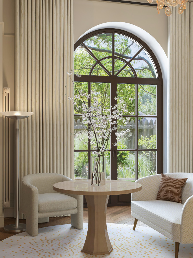 Спальня в доме с арочными окнами.